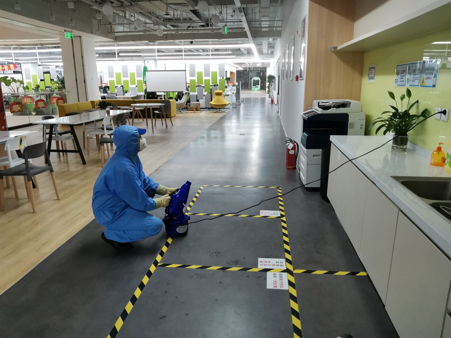 人們?cè)谔暨x商場(chǎng)噴霧消毒公司有哪些考慮因素需考慮